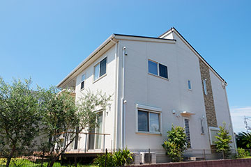 外壁リフォーム費用ガイド｜張替え・重ね張り・塗装の価格と補助金一覧【事例付き】