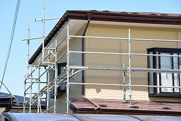 外壁塗装の足場代って必要？費用相場とトラブル事例