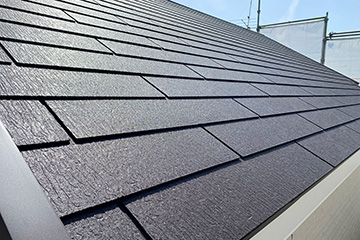 スレート屋根とは？種類、メリット、寿命やメンテナンス時期を解説