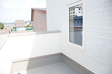 FRP防水とは？ベランダ・バルコニーにおすすめな理由や費用・耐用年数、施工方法も紹介