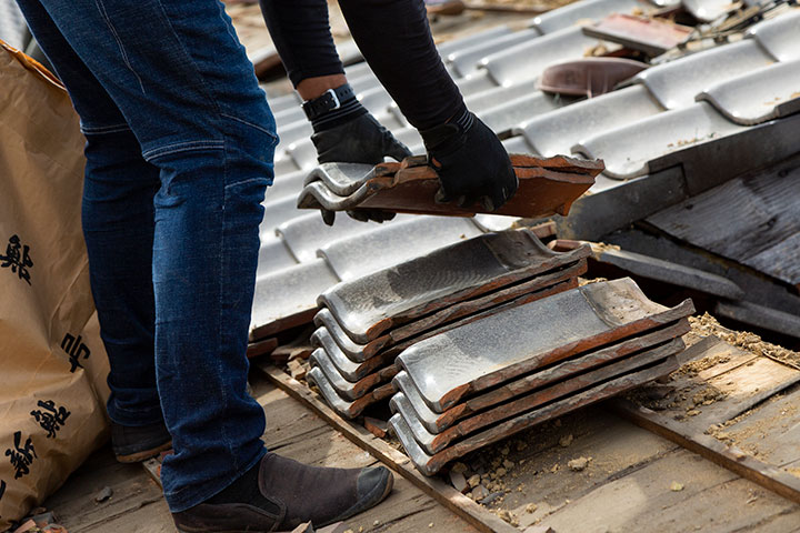 火災保険の屋根修理は経年劣化だと対象外？条件・具体例・見分け方を解説