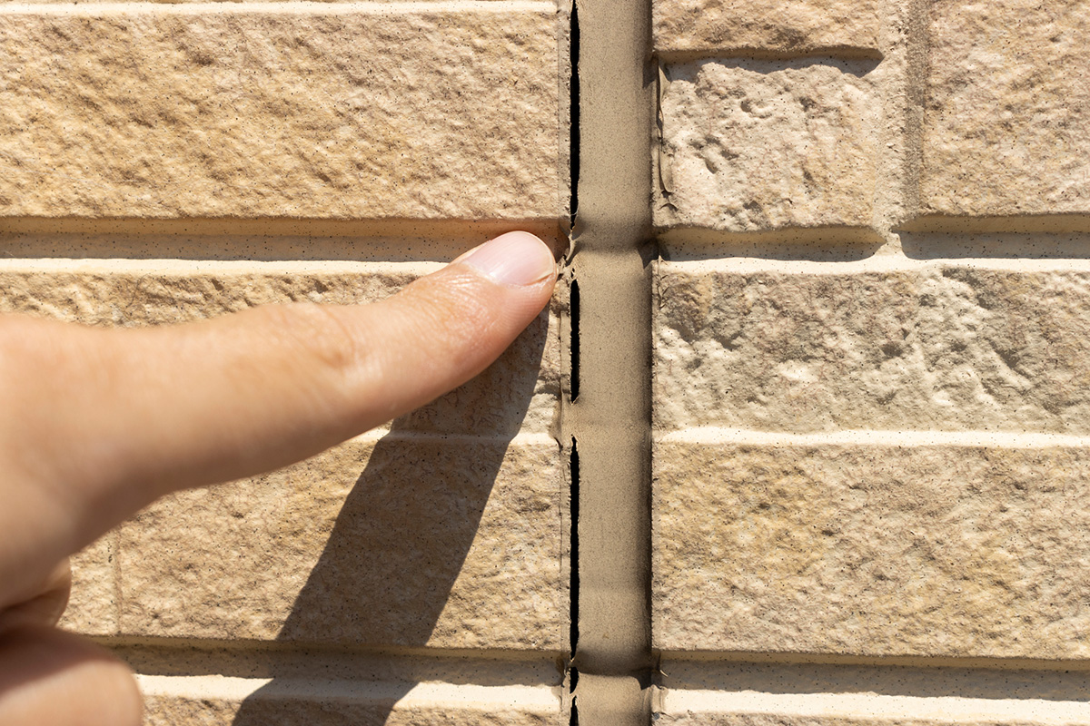 外壁コーキングのひび割れはDIYで直せる？補修費用の相場とおすすめのコーキング剤を紹介の画像01