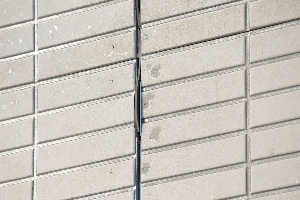 外壁コーキングのひび割れはDIYで直せる？補修費用の相場とおすすめのコーキング剤を紹介の画像03