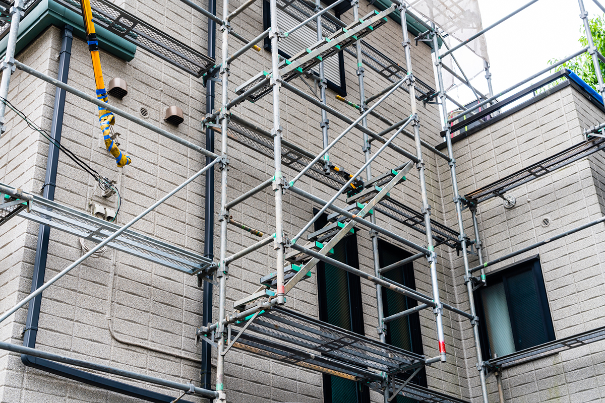 外壁塗装はDIYでできる？手順や必要な道具、足場なしのリスクや失敗例を紹介の画像06