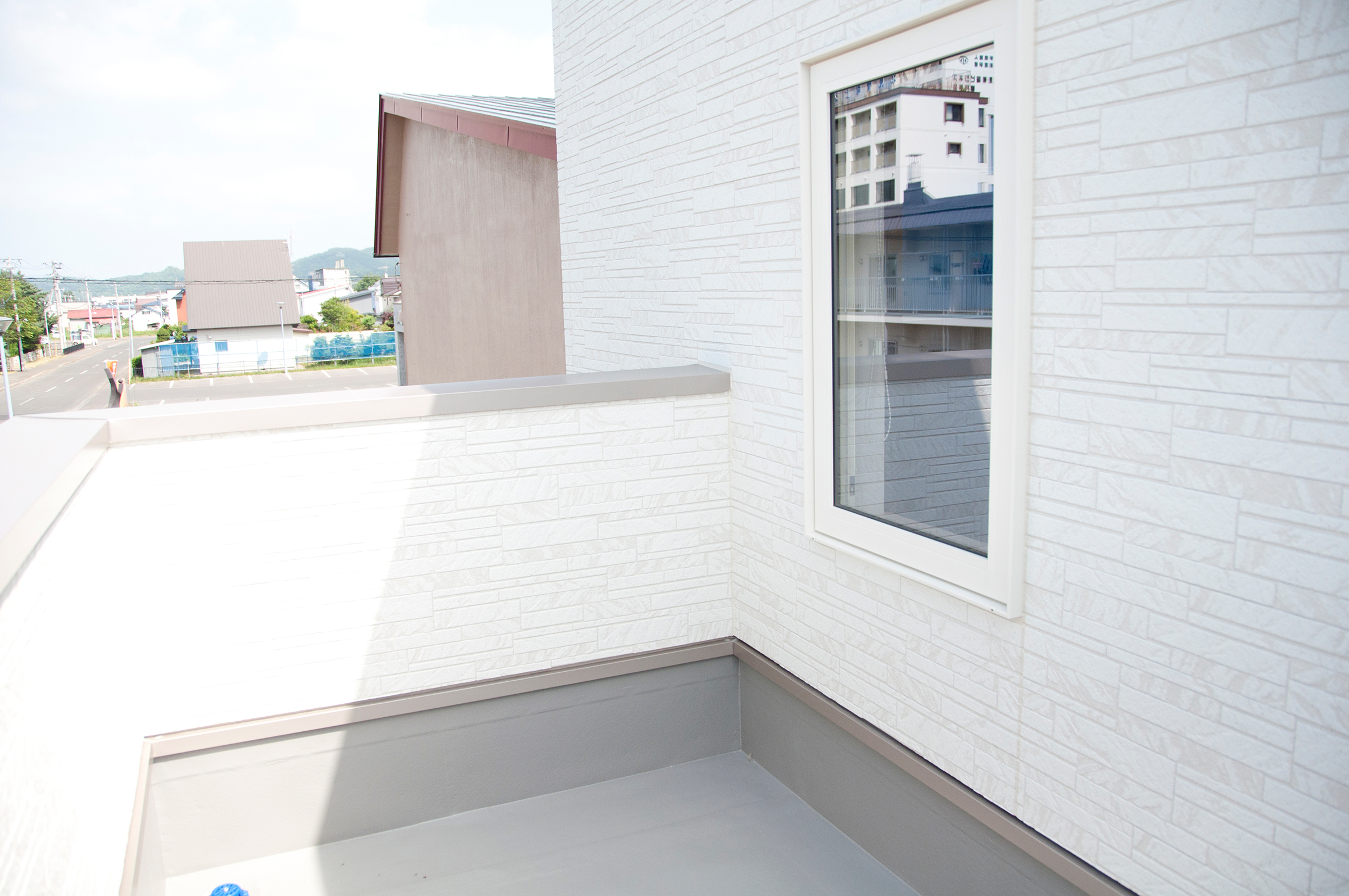 FRP防水とは？ベランダ・バルコニーにおすすめな理由や費用・耐用年数、施工方法も紹介！の画像01