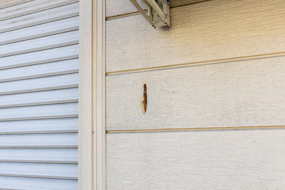 外壁の穴埋めをコーキングする方法は？DIYで補修する手順と業者依頼の判断基準を解説