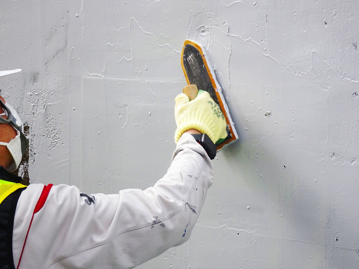 外壁の穴埋めをコーキングする方法は？DIYで補修する手順と業者依頼の判断基準を解説