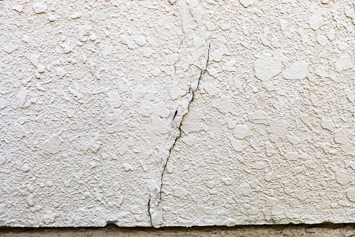 外壁コーキングの寿命は5〜10年！劣化症状や放置リスク、補修費用を徹底解説