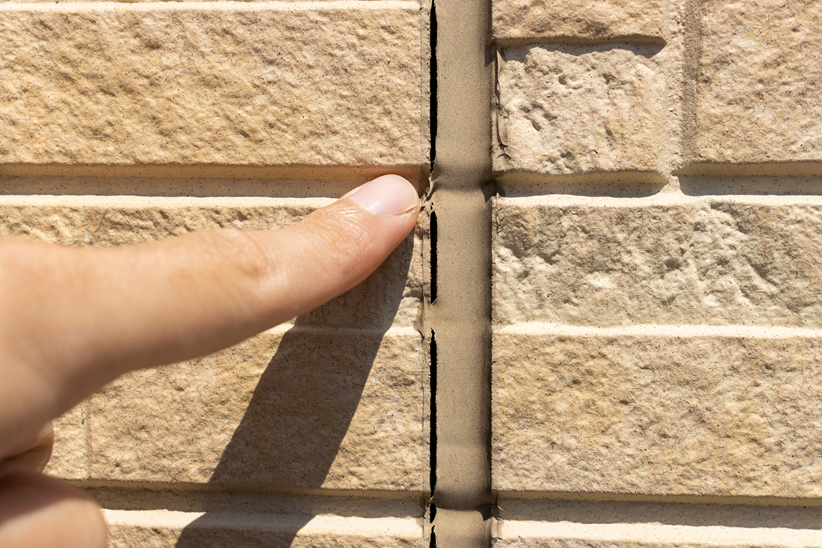 外壁コーキングの寿命は5〜10年！劣化症状や放置リスク、補修費用を徹底解説