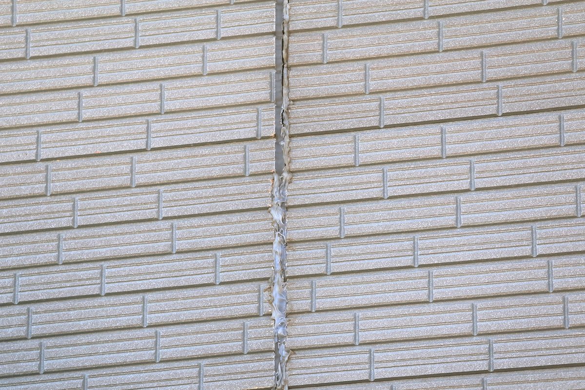 外壁コーキングの寿命は5〜10年！劣化症状や放置リスク、補修費用を徹底解説
