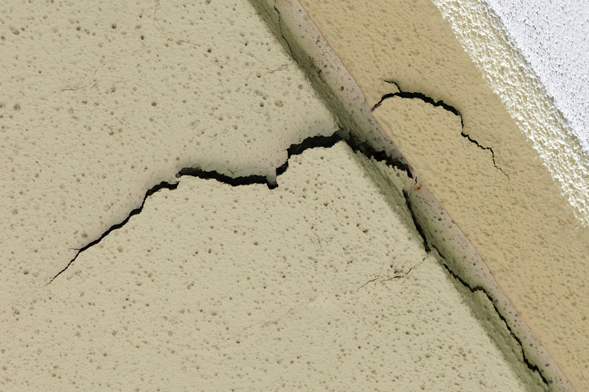 外壁塗装はまだするなと言われる理由は？今やるべきかの判断基準と後悔しない進め方