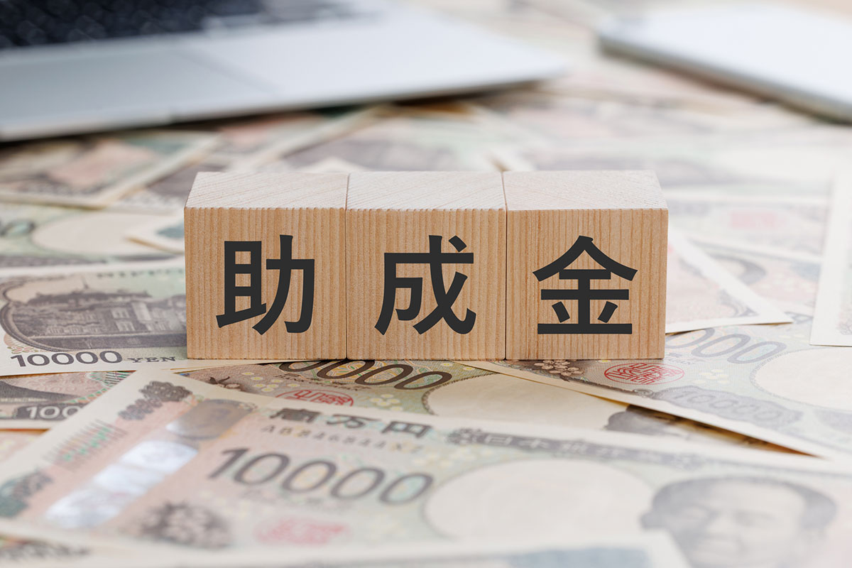 【2026年最新】外壁塗装の助成金がもらえるのはなぜ？「嘘」と言われる理由と確実な申請方法